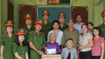 Nhận phụng dưỡng Mẹ Việt Nam anh hùng Nguyễn Thị Năm