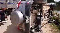 Nữ tài xế suýt lao xe hơi xuống hồ Than Thở
