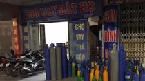 Thu giữ hơn 200 bình chứa khí cười trong hiệu cầm đồ 