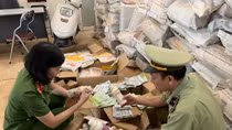 15 tấn bánh kẹo, mặt nạ đắp mặt không rõ nguồn gốc đưa về Hà Nội tiêu thụ