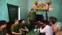 Thăm, tặng quà gia đình 2 đồng chí cán bộ Công an xã tử nạn