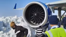 Máy bay Airbus A321neo mắc kẹt trong tuyết khi chuẩn bị cất cánh