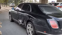 Xe siêu sang Bentley Mulsanne thủng sườn sau va chạm liên hoàn