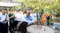 Thủ tướng viếng các anh hùng, liệt sĩ tại Quảng Trị
