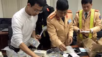 Thu giữ hàng trăm điện thoại iPhone nhập lậu trên xe ô tô mang biển số giả
