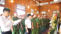 Lực lượng Cảnh sát kinh tế dâng hoa tại Khu di tích Kim Liên