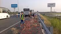 Ô tô tải va chạm trên cao tốc, hàng hoá đổ tràn xuống đường