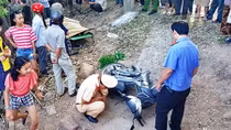 Thi thể nam thanh niên cùng xe máy bên lề đường quốc lộ