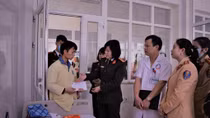 Trao quà cho bệnh nhân Bệnh viện Sản nhi Lào Cai