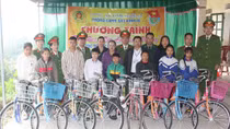 Công an Nghệ An trao quà cho học sinh nghèo tại vùng khó khăn