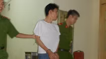 Dùng lê AK đâm tới tấp vợ vì nghi ngoại tình