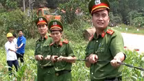 Công an Quảng Ninh lắp đèn đường cho xã vùng cao Kỳ Thượng