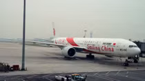 Boeing 777 phải hạ cánh khẩn cấp vì… cháy động cơ