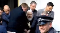 Vì sao ông chủ WikiLeaks bị bắt?
