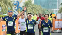Tình “đồng đội” của VĐV quốc tế và Việt Nam tại Marathon Quốc tế Đà Nẵng 2017 
