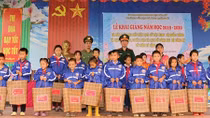 Lực lượng Công an "Cùng em đến trường"
