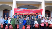 Trao quà xuân sớm, góp Tết sum vầy