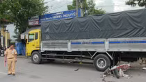 Xe máy đâm vào đuôi xe ô tô tải, một người tử nạn
