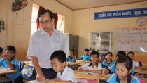 Nhọc nhằn “cõng chữ” lên biên giới