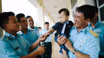 Nghẹn lòng ngắm con trai liệt sĩ phi công máy bay CASA tròn một tuổi