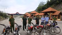 Bàn giao xe môtô nhập lậu cho Công an tỉnh Quảng Tây (Trung Quốc)
