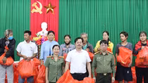 Chung tay sẻ chia với đồng bào miền Trung