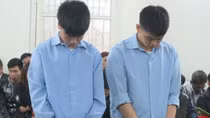Hai thanh niên lĩnh 34 năm tù vì ném gạch vào người khác