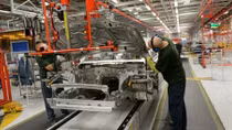 Một nhà máy của Jaguar Land Rover phải ngừng sản xuất do COVID-19