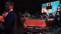 Cô Kim “siêu vòng 3” được tặng liền lúc 5 chiếc Maybach