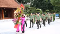 Thứ trưởng Bùi Văn Nam dâng hoa, dâng hương tại Khu di tích Kim Liên