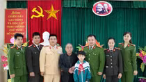 Công an TP Tuyên Quang hỗ trợ học sinh có hoàn cảnh khó khăn