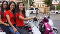 Độc đáo đội ngũ xe ôm nữ ở Phnom Penh