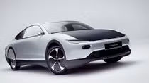 Ra mắt mẫu xe điện chạy bằng năng lượng mặt trời giá hơn 5 tỉ đồng