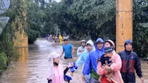 4 cô giáo mầm non vừa khóc vừa ngụp lặn vớt học trò