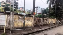 Tháo dỡ bức tường sắp đổ tại Mai Dịch