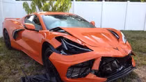Xót xa siêu xe Chevrolet Corvette C8 mới mua đã gặp nạn toác đầu