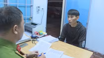 Con nghiện dùng dao đâm Công an đang làm nhiệm vụ