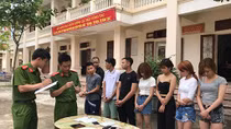 Nhóm đàn ông phê ma túy cùng 4 cô gái trong quán karaoke Luxury