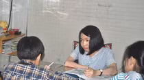 Cô giáo khuyết tật dạy tiếng Anh miễn phí cho học trò nghèo