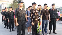 Bàn giao 10 đối tượng lừa đảo cho Công an Trung Quốc