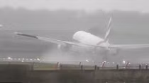 Hoảng hồn với cú tiếp đất "chồm chồm" của Boeing 777