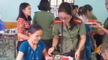 Hội Phụ nữ Khối ANND - Công an Hải Phòng giúp đỡ người cao tuổi