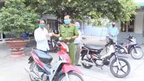 Công an tặng xe máy tạo phương tiện sinh kế cho người nghèo