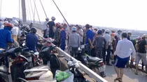 Nam thanh niên bỏ xe máy nhảy cầu Bính