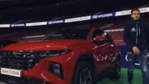 Các cầu thủ Atletico Madrid được Hyundai tặng xe Tucson Hybrid