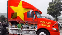 Muôn kiểu trang trí xe đa sắc màu cổ vũ tuyển Việt Nam