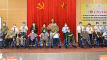 Trao tặng xe lăn cho người khuyết tật tỉnh Ninh Bình
