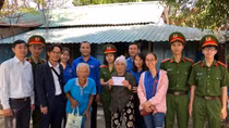 Công an Quảng Bình và Thừa Thiên-Huế tặng quà Tết cho người nghèo