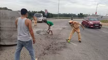 CSGT thu dọn vết dầu, mảnh vỡ trên đường