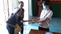 Cụ bà 100 tuổi chống gậy đi ủng hộ quỹ phòng chống dịch